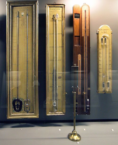 1024px-Old-barometers
