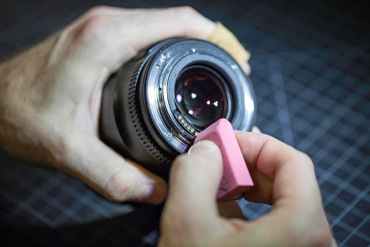 Cleaning-Lens-Contacts-1