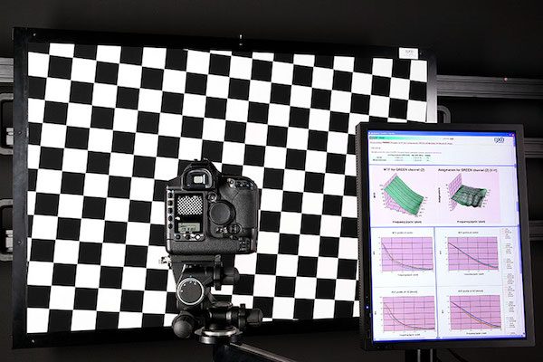 DxO Mark: http://www.dxomark.com/About/In-depth-measurements/DxOMark-testing-protocols/MTF