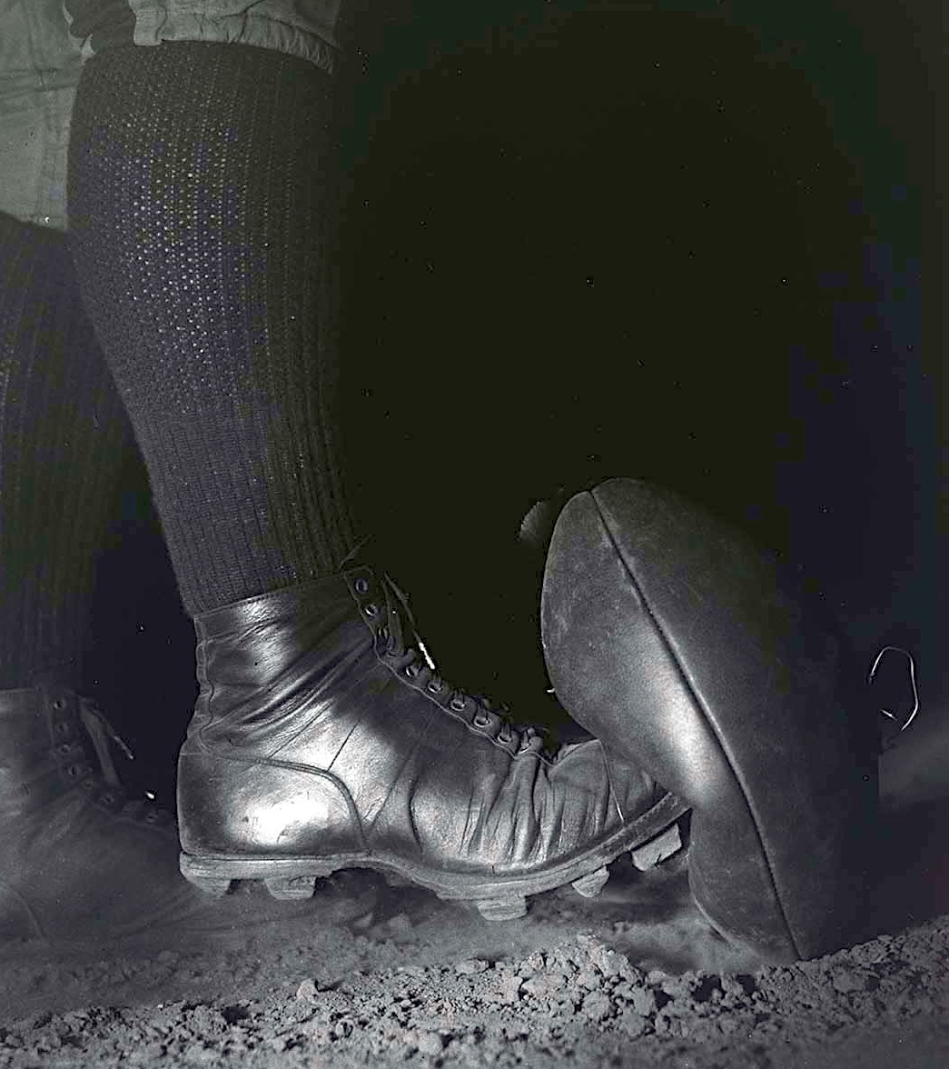 harold-edgerton_football-kick-photograph-1934